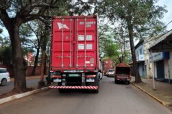 DESCONTROL: CAMIONES con enormes CONTENEDORES “DESFILAN” al costado de la comuna y aumentan el CAOS en el TRÁNSITO.