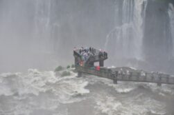 Luego de las LLUVIAS, las CATARATAS del YGUAZU ofrecen un ESPECTÁCULO a los TURISTAS.