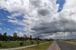 Frente de tormentas avanzará desde hoy y se generalizará en todo el país mañana lunes