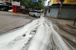 DESCONTROL y DESORDEN: Raudal BLANCO “pinto” el asfalto de avenida céntrica de Ciudad del Este.
