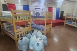 Camara de Comercio de CDE entrega MIGAJAS a la Policía y gobernador APLAUDE