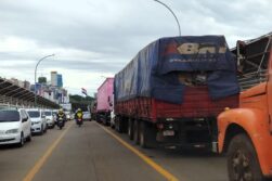 CALVARIO DIARIO: Camiones pesados y caos de motos saturan el Puente de la Amistad.