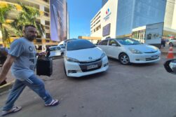 ABUSO con PERMISO MUNICIPAL: Taxistas BLOQUEAN retorno en avenida frente a shopping ante MIRADA de los ZORROS