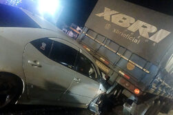 Automóvil queda incrustado en semirremolque en Santa Rita