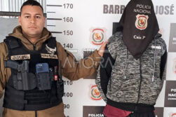 Tallarin entró al grupo: Empleados de un super reducen con cinta de embalar a un joven que intentaba robar un corte de costilla.
