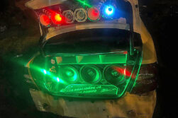 Persecución de «auto-discoteca» termina con patrullera chocada y un menor demorado