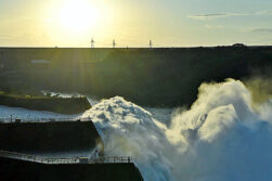 ITAIPU abre compuertas del vertedero desde este domingo 28.
