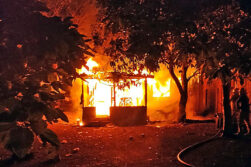 Discusión de pareja termina en desastre: Una menor quema un colchón y destruye por completo su casa.