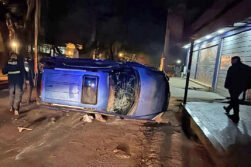 Borracho al volante choca contra dos autos estacionados y vuelca en pleno centro de CDE