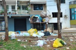 CRISIS DE LA BASURA en Ciudad del Este: Calles inundadas de desechos ante PESIMO SERVICO y la COMPLICIDAD municipal