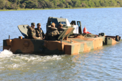 Ejército del BRASIL prueba sus BLINDADOS ANFIBIOS en la frontera con el PARAGUAY