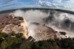 Clausuran PASARELAS de la Cataratas del Yguazú, por EXTRAORDINARIA crecida del río Yguazú