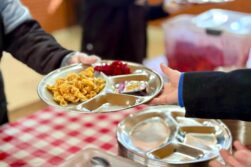 DENUNCIAN precariedad en almuerzo escolar de «HAMBRE CERO» en Alto Paraná: RACIONES MÍNIMAS y falta de proteínas.