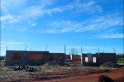 Denuncian que MILLONARIAS obras municipales están ABANDONADAS en Mbaracayú.
