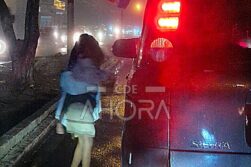 La ALEGRÍA que da la albirroja y la CRUDA REALIDAD en las calles en una SOLA ESCENA.