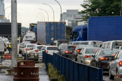 Cámara de Comercio DISPARA contra el GOBIERNO por caos en el puente, pero IGNORA ESQUEMA de COIMAS de ZORROS.