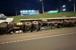 Camión con ARROZ cayó en CUNETA al costado de la Ruta PY 07 en Ciudad del Este.