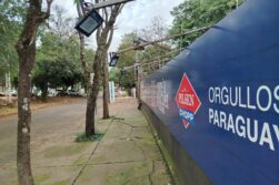 Instalan REFLECTORES «AÉREOS» con CABLES EXPUESTOS en plena vereda de VARE’A GOURMET.