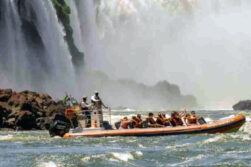 Tragedia en las Cataratas: embarcación volcó con seis personas y dejó un fallecido