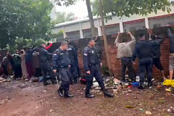 Policías desalojan a personas en situación de calle que ocupaban el edificio de Copaco en Ciudad del Este