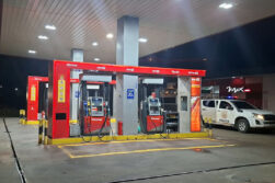 Dos hombres armados asaltan a playero de una estación de servicio en Remansito.