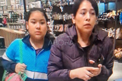 Cámaras de un shopping captaron a dos «bolsoneras» robando pertenencias de carritos de compras.