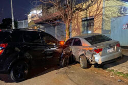 Manejaba ebrio, chocó un auto estacionado y perdió su camioneta