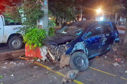 Joven ebrio de 18 años chocó contra un edificio en Ciudad del Este ésta madrugada.