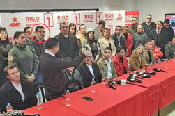 Gobernador participa de acto proselitista en lugar de atender las necesidades del departamento.