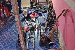 Desmantelan desarmadero de motos robadas en Remansito; hallan fusil y dinero en allanamiento
