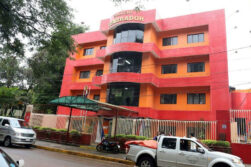 Director de colegio denuncia amenazas de padre tras reunión escolar