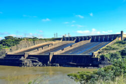 Vertedero de ITAIPU cerró sus compuertas tras cumplirse una semana de operación.