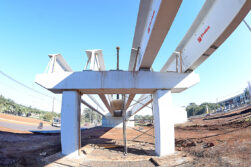 Se inicia el montaje de vigas para la superestructura del viaducto del km 10 de CDE que financia ITAIPU