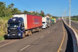 Camioneros BRASILEÑOS anuncian PARALIZACIÓN del Puente de la Integración DENUNCIANDO “PRIVILEGIO” a camioneros PARAGUAYOS