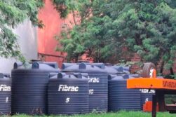 PRIETO compro TANQUES de AGUA SOBREFACTURADOS y lo TIRO en el predio del Polideportivo Municipal