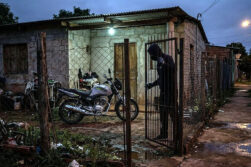 Asaltantes irrumpen en una vivienda y se llevan moto, celular y dinero