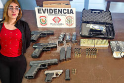 Arsenal bajo el techo: hallan cuatro pistolas y 126 balas en una casa