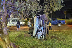 Conductor alcoholizado sale ileso tras volcar su camioneta en la Ruta PY02 en Minga Guazú